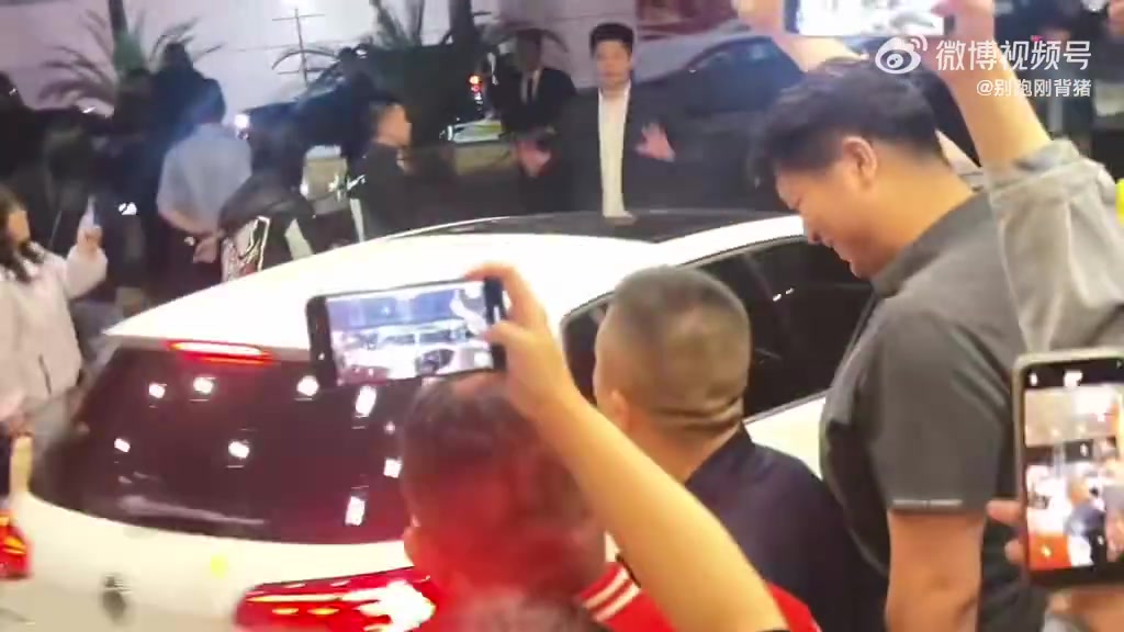 开云在线直播-有温度！潘江赛后向远征北京客场的山西球迷深深鞠了一躬