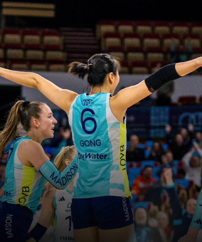 开云官网-龚翔宇带伤出阵，麦迪逊女排首败！但她仍然砍下11分|奥斯汀|自由人|美国女排|失误|比赛_新浪新闻